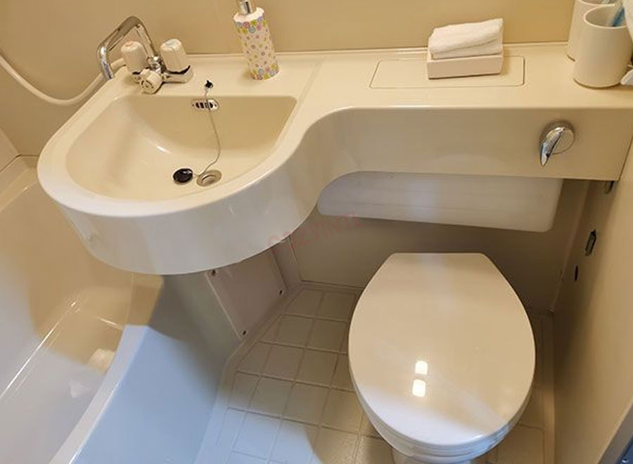 Popular in Japan prefabricated bathroom with bathtub all in one toilet pod for hotel(BUH1316)